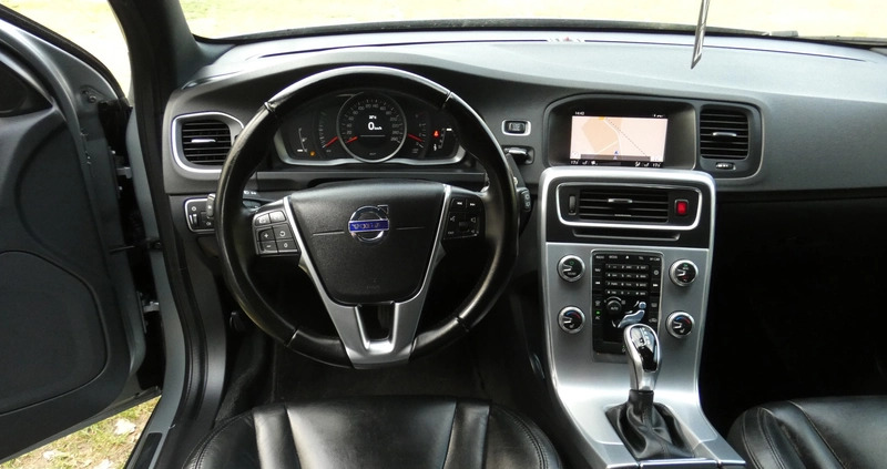 Volvo V60 Cross Country cena 58400 przebieg: 228000, rok produkcji 2017 z Giżycko małe 121